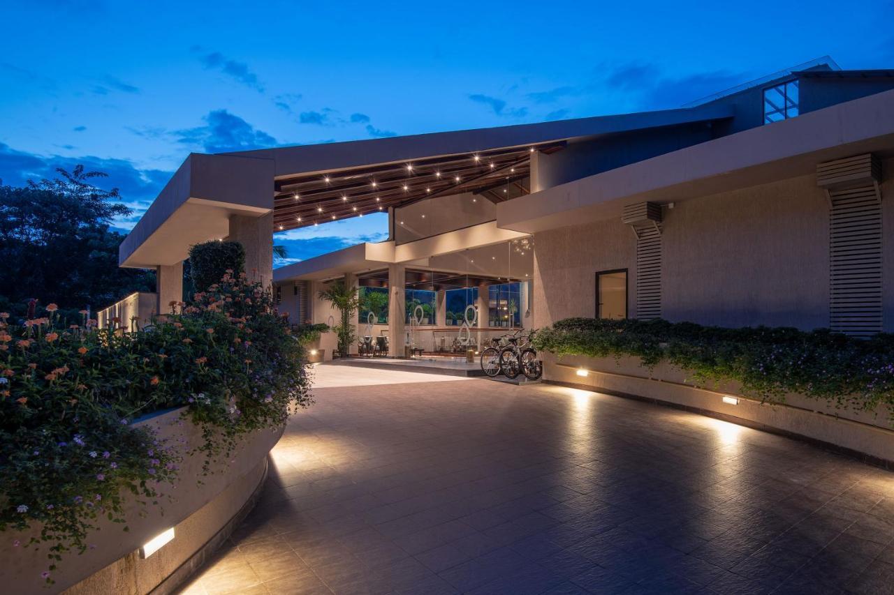 Niraamaya Retreats Samroha Атирапалли Экстерьер фото